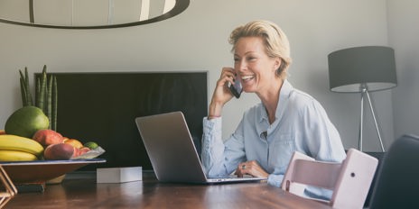 PPT1 Fullscreen Vrouw Met Laptop En Telefoon Aan Tafel